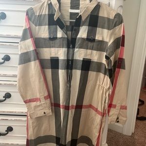 Burberry dress cinches in at waste